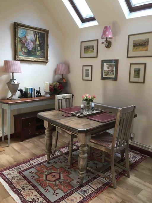 The Grooms Loft Self Contained Apartment Milton Abbas エクステリア 写真