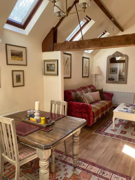The Grooms Loft Self Contained Apartment Milton Abbas エクステリア 写真